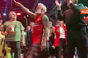 La bandiera palestinese sventola sul palco di Avs a Torino: "Free Free Palestine"