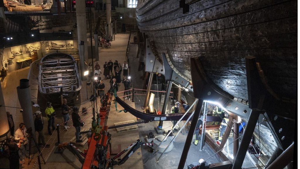 Persone al lavoro su un supporto della chiglia della nave da guerra svedese Vasa durante i lavori di ristrutturazione nel Museo di Stoccolma