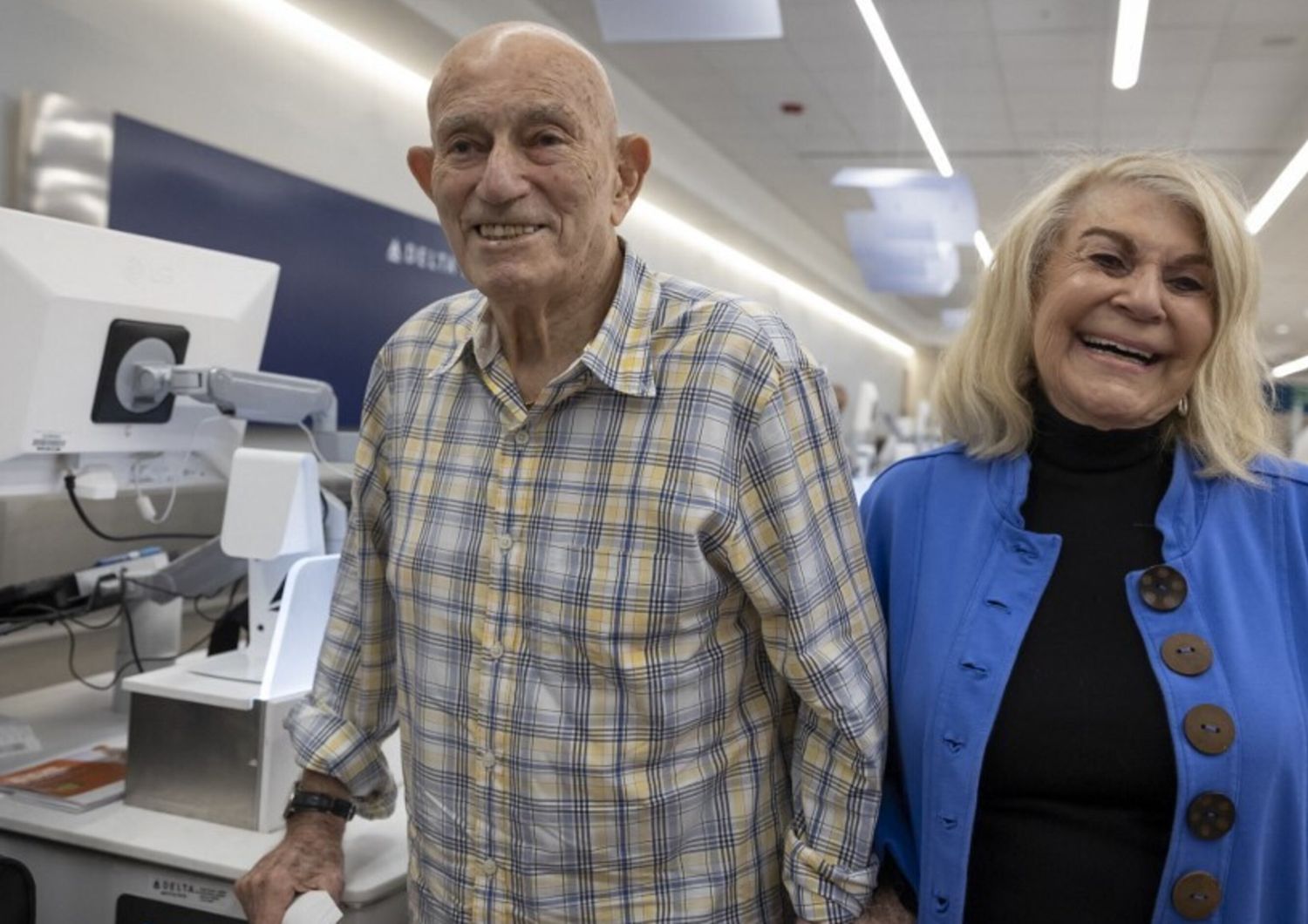 Harold Terens e la fidanzata Jeanne Swerlin, prima di partire per Parigi, all'aeroporto internazionale di Palm Beach a West Palm Beach, Florida, il 30 maggio 2024