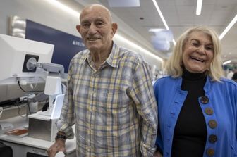 Harold Terens e la fidanzata Jeanne Swerlin, prima di partire per Parigi, all'aeroporto internazionale di Palm Beach a West Palm Beach, Florida, il 30 maggio 2024