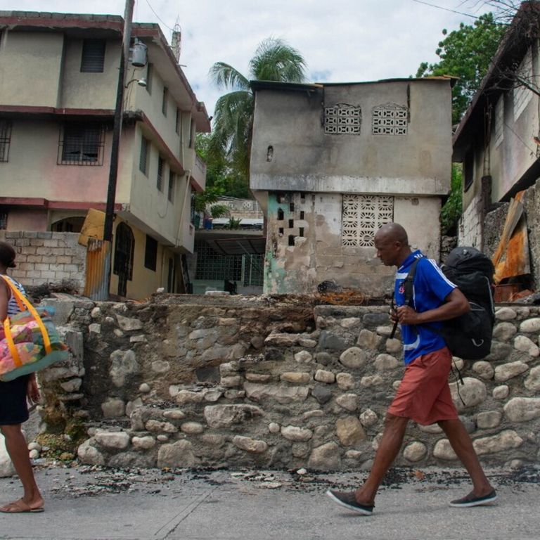 Persone in fuga dai loro quartieri dopo che bande armate hanno terrorizzato le aree di Delmas 24 e Solino la notte del 1° maggio, a Port-au-Prince, Haiti