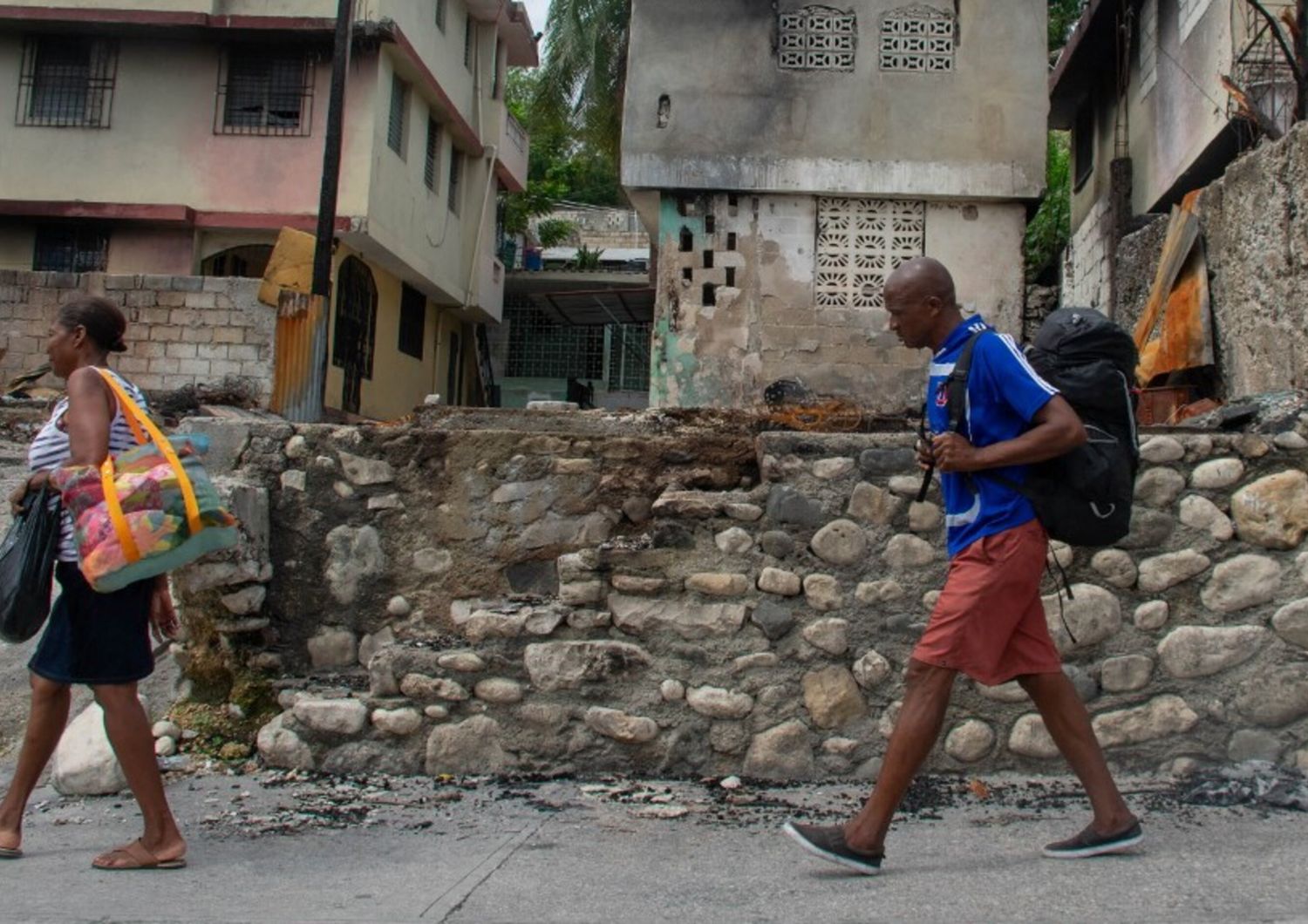 Persone in fuga dai loro quartieri dopo che bande armate hanno terrorizzato le aree di Delmas 24 e Solino la notte del 1° maggio, a Port-au-Prince, Haiti