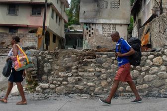 Persone in fuga dai loro quartieri dopo che bande armate hanno terrorizzato le aree di Delmas 24 e Solino la notte del 1° maggio, a Port-au-Prince, Haiti