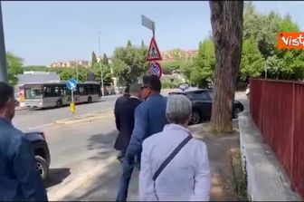 Il ciao con la mano di Giorgia Meloni dall'auto lasciando il seggio elettorale dopo il voto