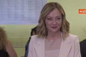 Il voto di Giorgia Meloni alle Europee, il momento in cui inserisce la scheda elettorale nell’urna