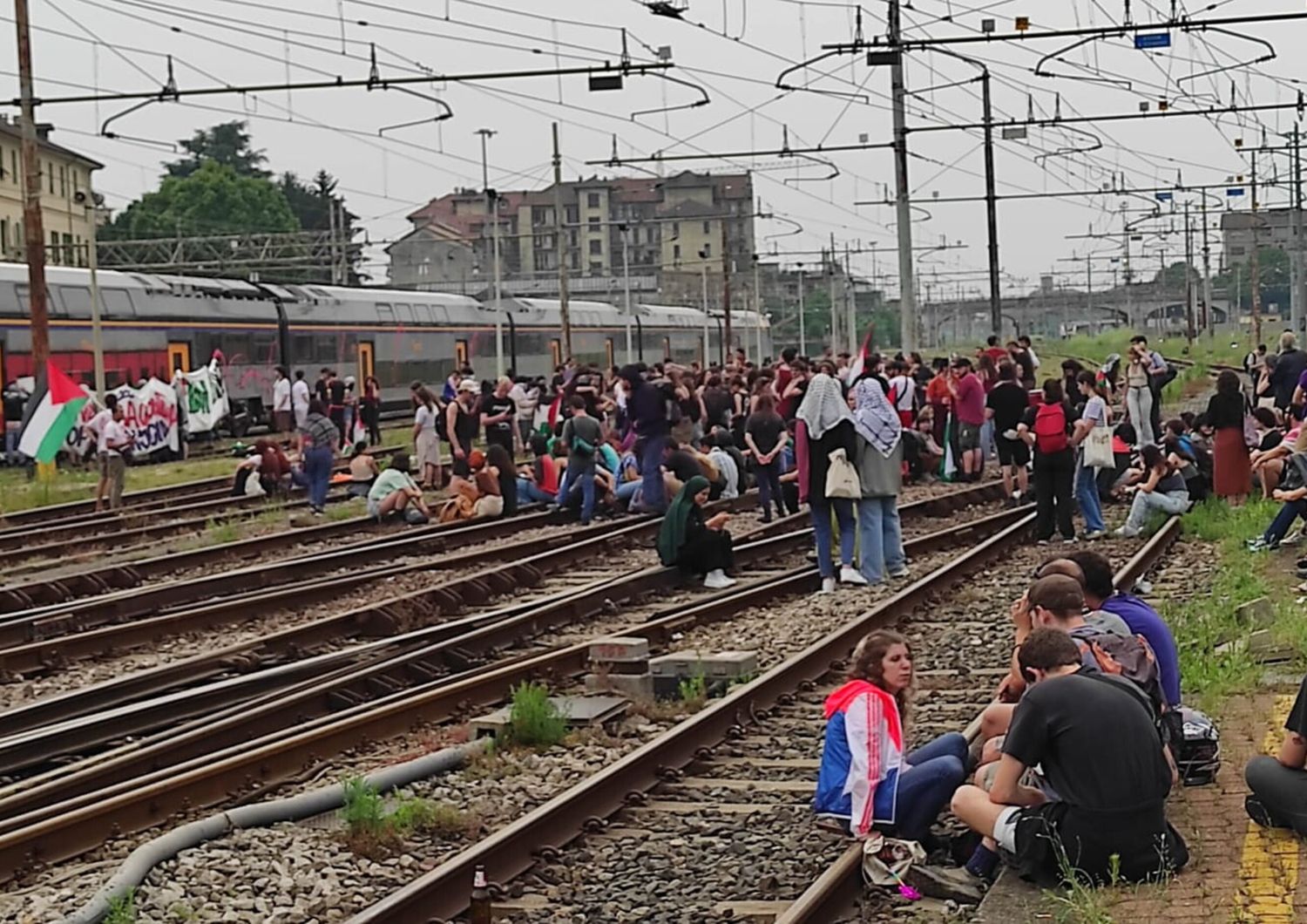 manifestanti pro palestina bloccano stazione torino