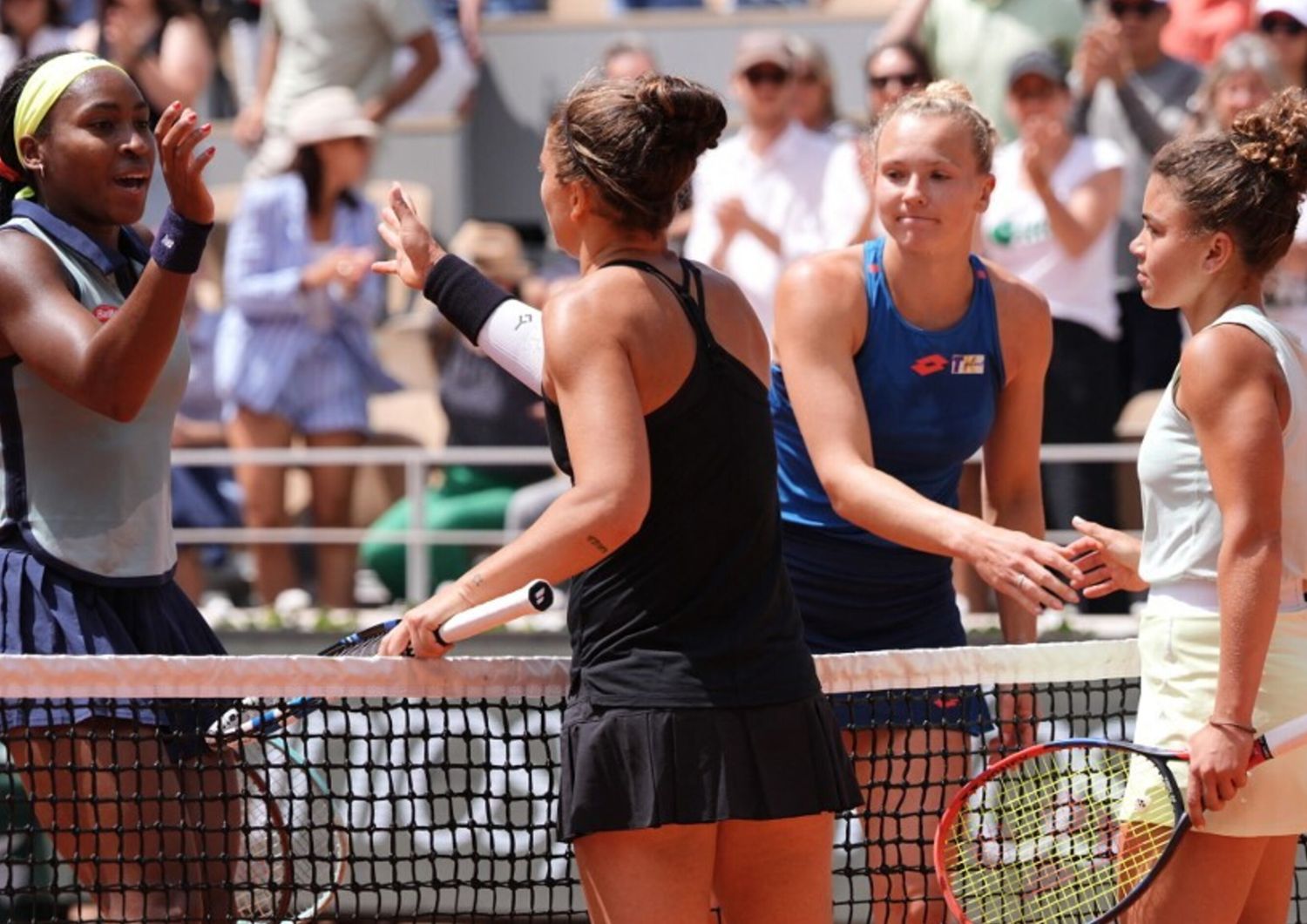 Gauff e Siniakova salutano Errani e Paolini dopo aver vinto la finale di doppio femminile al Roland Garros