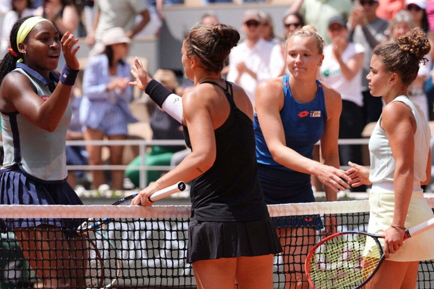 Gauff e Siniakova salutano Errani e Paolini dopo aver vinto la finale di doppio femminile al Roland Garros