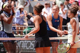 Gauff e Siniakova salutano Errani e Paolini dopo aver vinto la finale di doppio femminile al Roland Garros