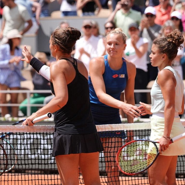 Gauff e Siniakova salutano Errani e Paolini dopo aver vinto la finale di doppio femminile al Roland Garros