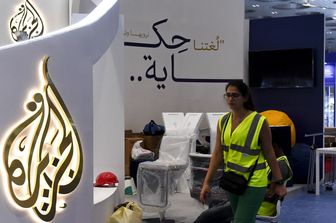 Uno stand di Al Jazeera TV Channel prima dell'inaugurazione della 32esima edizione della Fiera internazionale del libro di Doha in Qatar, l'11 giugno 2023