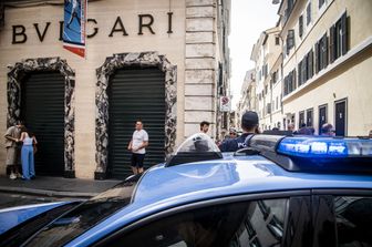 Polizia sul posto dopo il furto da Bulgari