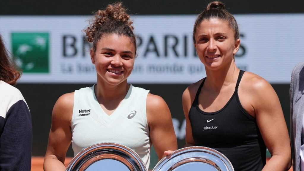 Jasmine Paolini e Sara Errani in posa dopo la finale del doppio femminile