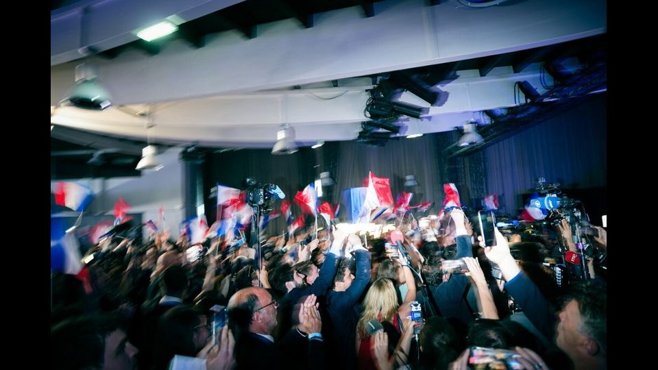 Le bandiere francesi sventolano la sera delle elezioni del partito Rassemblement National il giorno delle elezioni europee, a Parigi