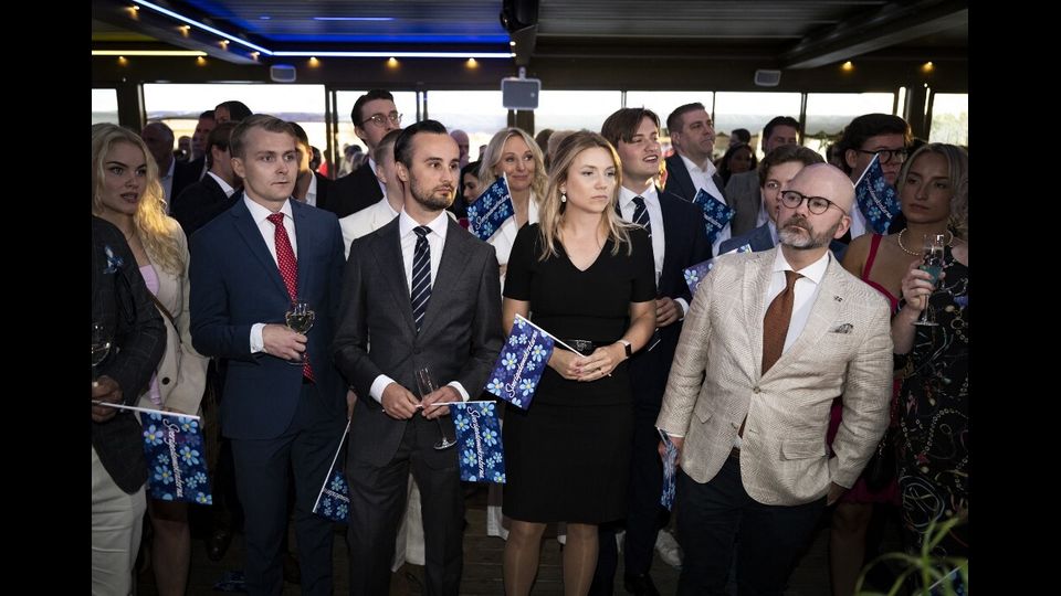 I principali candidati dei Democratici Svedesi alle elezioni europee, Beatrice Timgren e Charlie Weimers, reagiscono dopo i risultati degli exit poll al ristorante Josefina di Djurgaarden a Stoccolma, in Svezia