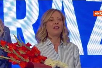Giorgia Meloni canta emozionata l'inno di Mameli al termine del suo discorso sulle europee