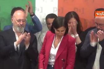 Elezioni europee, l'applauso del Pd per Schlein e l'abbraccio con Bonaccini