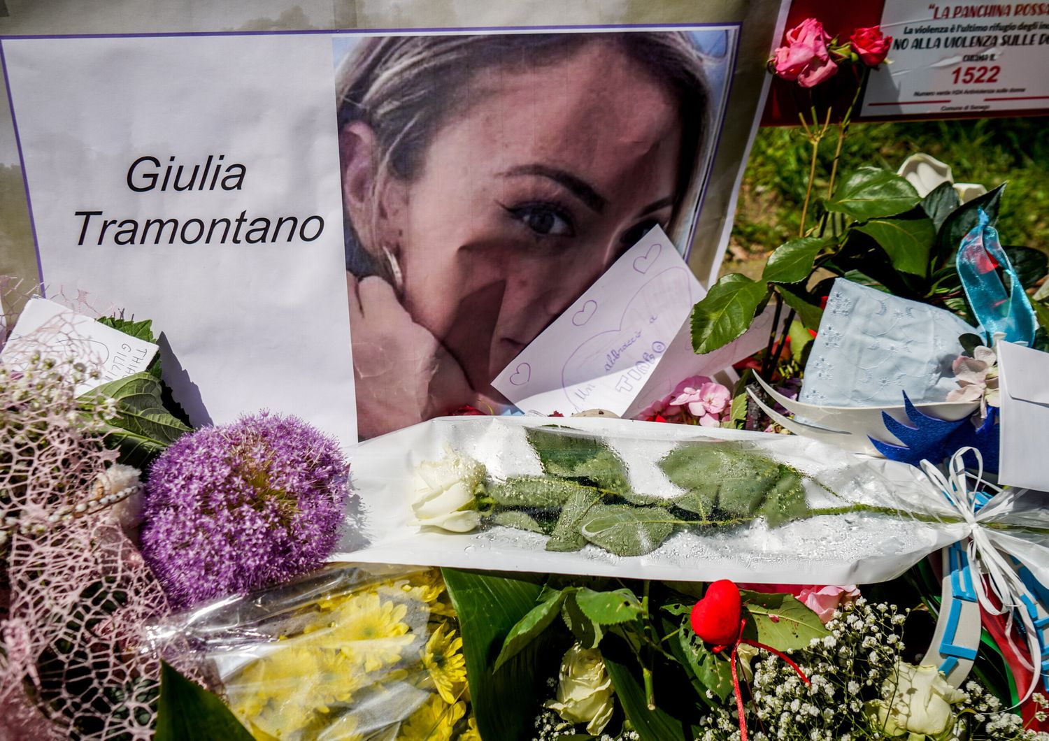 Fiori e messaggi in memoria di Giulia Tramontano