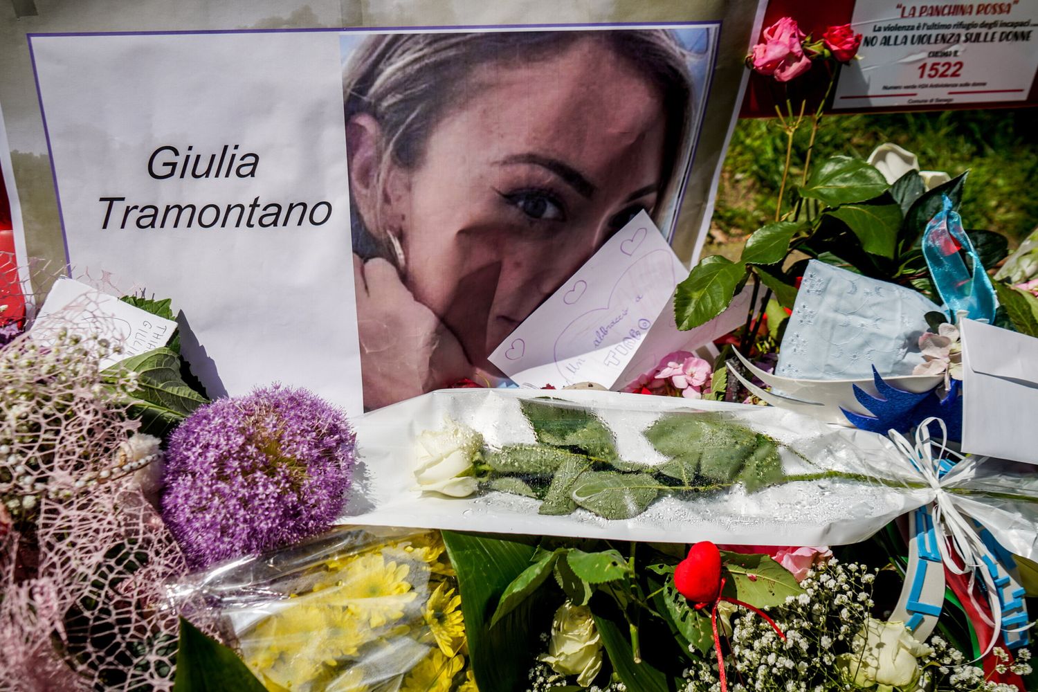 Fiori e messaggi in memoria di Giulia Tramontano