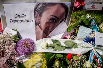 Fiori e messaggi in memoria di Giulia Tramontano