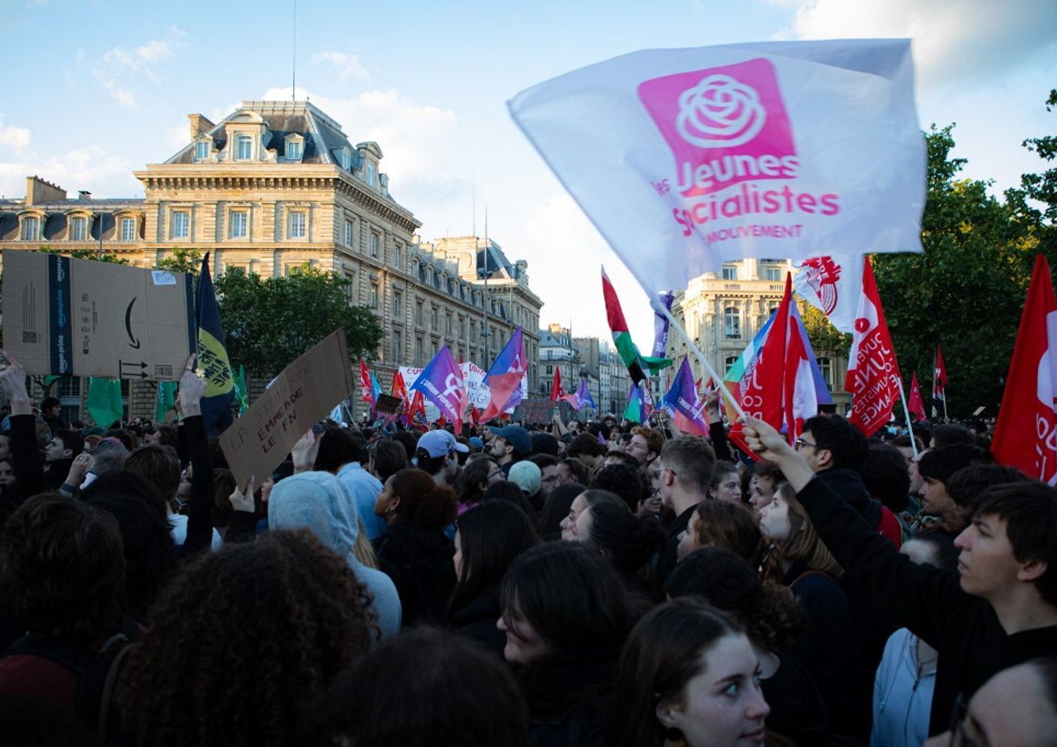 La manifestazione nel centro di Parigi contro la destra