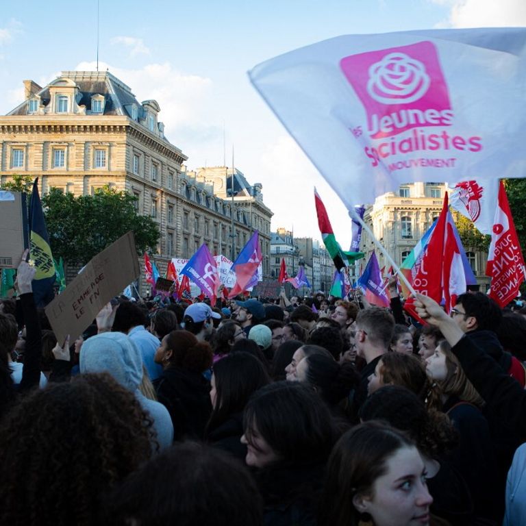 La manifestazione nel centro di Parigi contro la destra