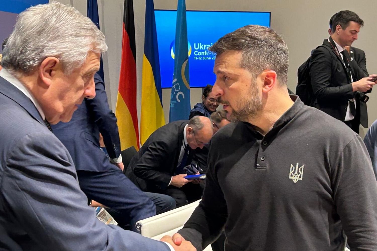 Il ministro degli Esteri Tajani saluta il presidente ucraino Zelensky