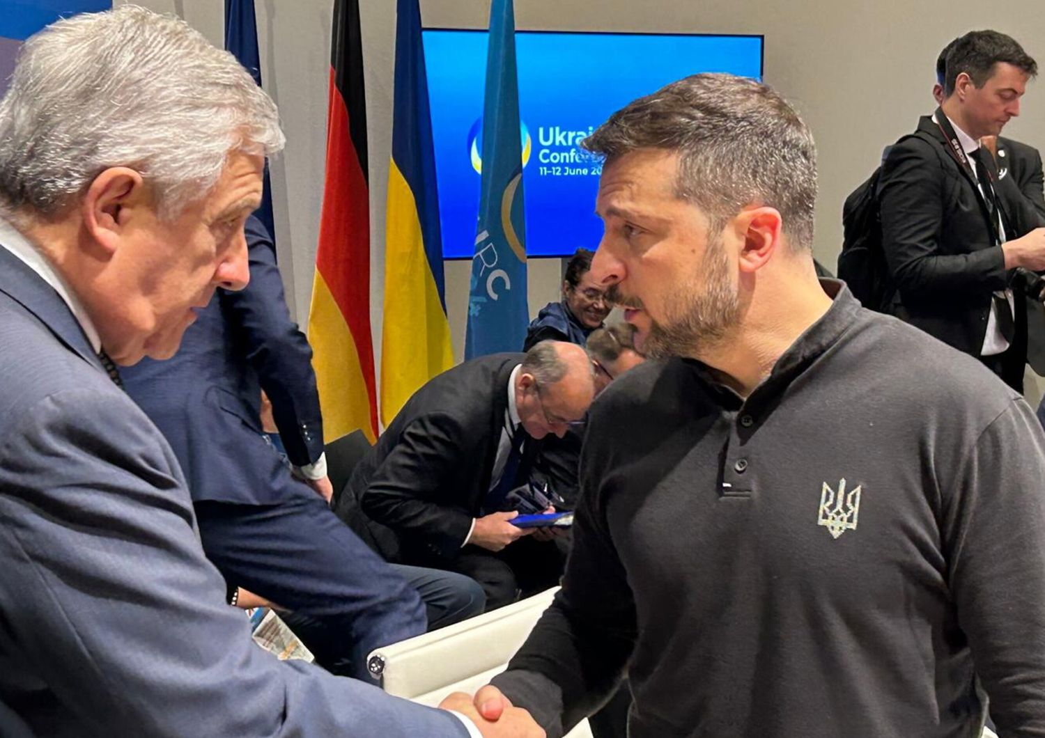 Il ministro degli Esteri Tajani saluta il presidente ucraino Zelensky