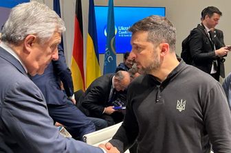 Il ministro degli Esteri Tajani saluta il presidente ucraino Zelensky