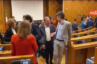 Risultati Europee, Elly Schlein lascia la sala al termine dell'assemblea con i gruppi parlamentari