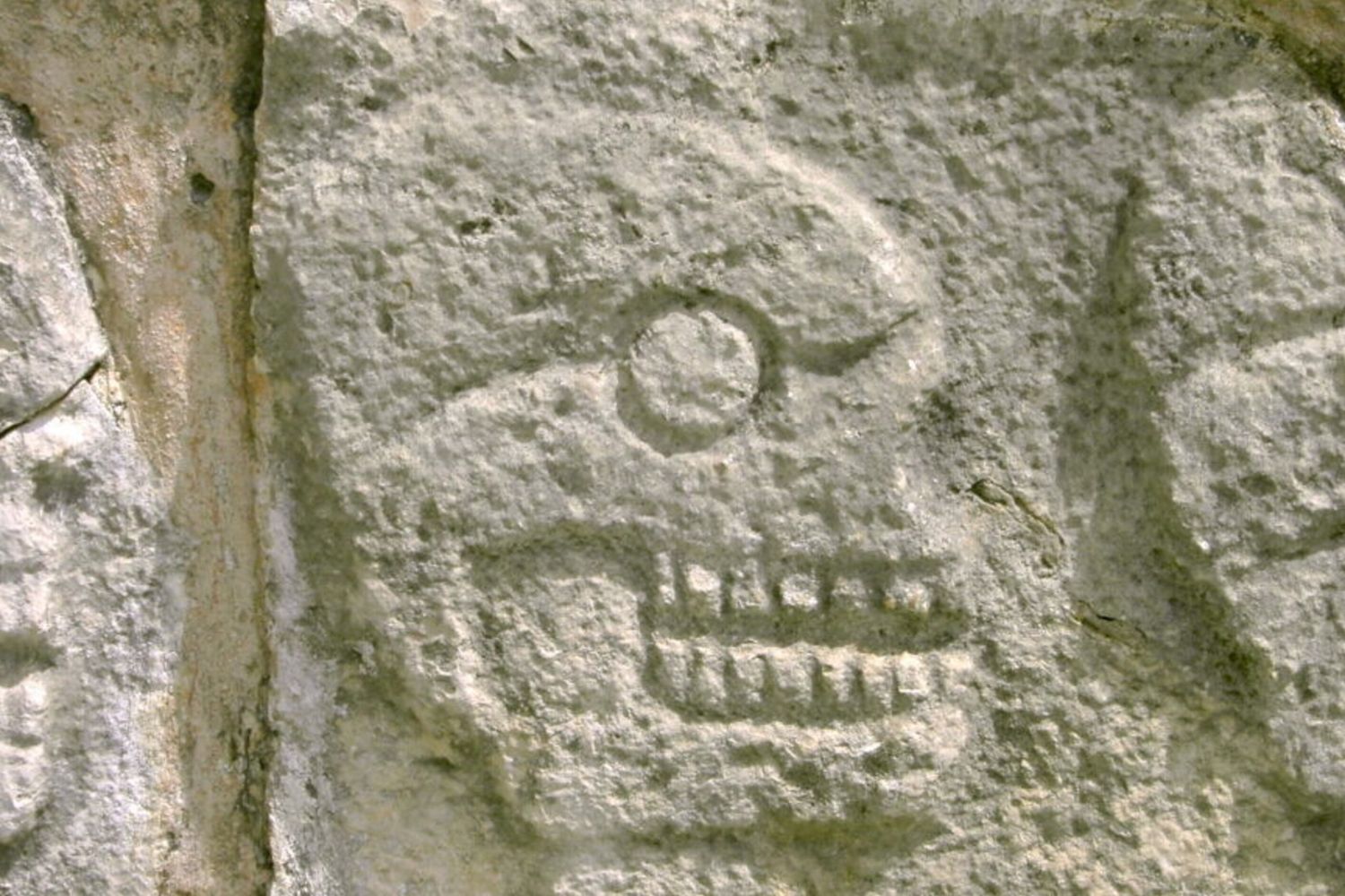 Particolare dello tzompantli in pietra ricostruito, o rastrelliera per teschi, a Chichén Itzá