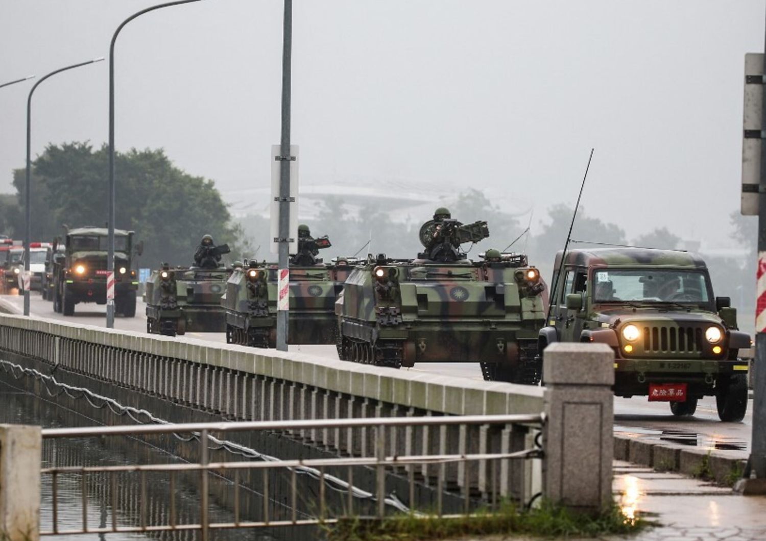 Veicoli corazzati taiwanesi lungo una strada a Kinmen , 24 maggio 2024