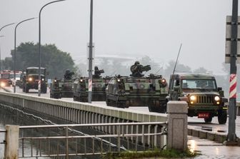 Veicoli corazzati taiwanesi lungo una strada a Kinmen , 24 maggio 2024