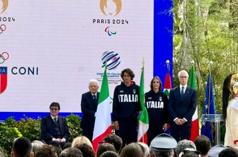 Da sinistra, il presidente del Cip Luca Pancalli, il presidente della Repubblica Sergio Mattarella, i portabandiera azzurri Tamberi ed Errigo e il presidente del Coni Giovanni Malagò