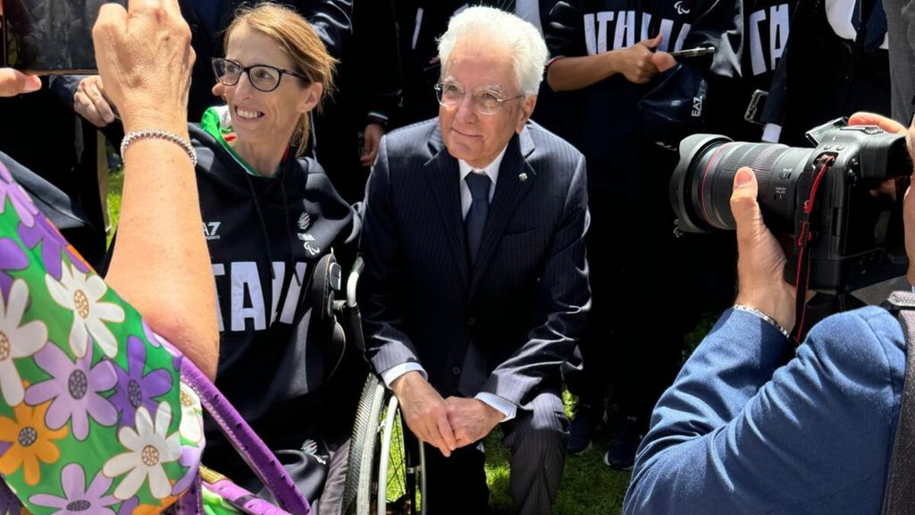 Il presidente Mattarella si inginocchia per un selfie con una atleta paralimpica