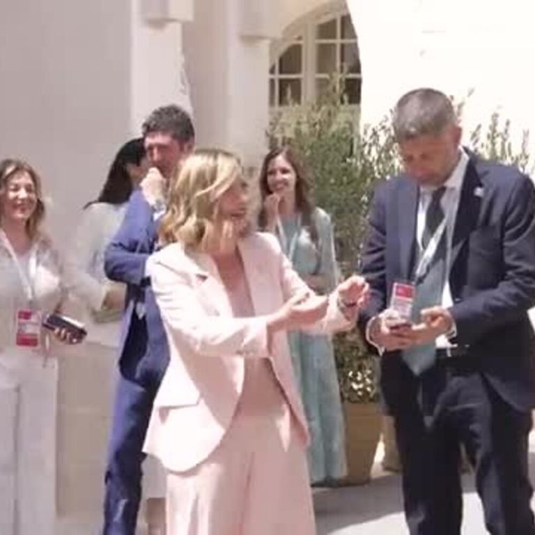 Meloni scatta un selfie con la stampa al G7: "Vi devo taggare tutti?"