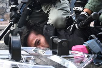 Manifestante arrestato dalla polizia di Hong Kong