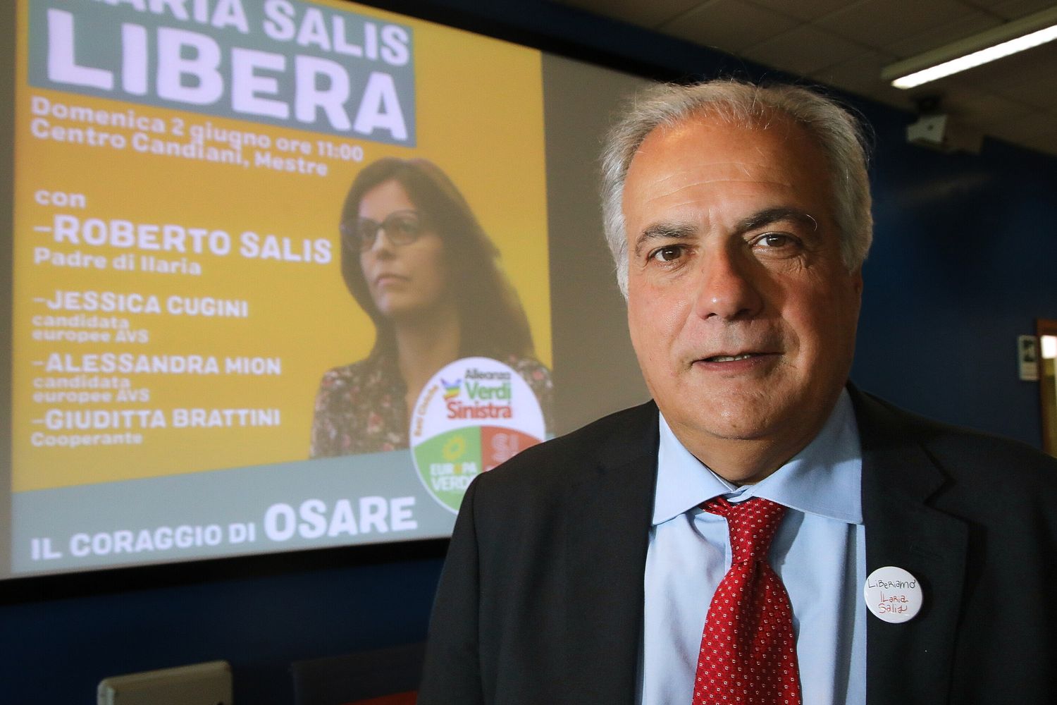 Roberto Salis e sullo sfondo un'immagine della figlia Ilaria