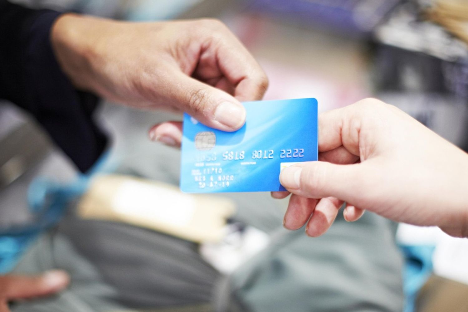 Carta di credito, consumi, spesa, economia, carrello, reddito (Afp)