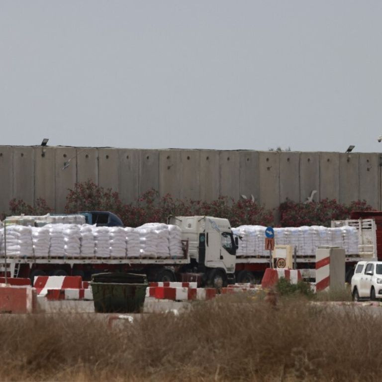 Camion che trasportano aiuti umanitari attendono sul lato israeliano del valico di frontiera di Kerem Shalom con la Striscia di Gaza, nel sud di Israele