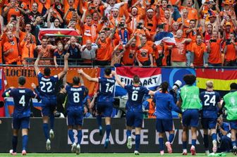 Giocatori dell'Olanda in festa con i propri tifosi dopo aver battuto 2-1 la Polonia