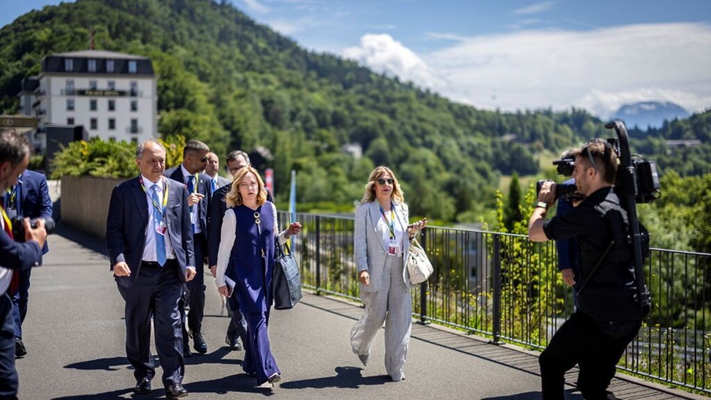 Giorgia Meloni al suo arrivo nel lussuoso resort di Burgenstock, vicino a Lucerna, per la Conferenza sulla pace in Ucraina