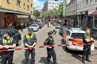 amburgo ascia molotov ferito polizia tifosi olanda polonia euro 2024