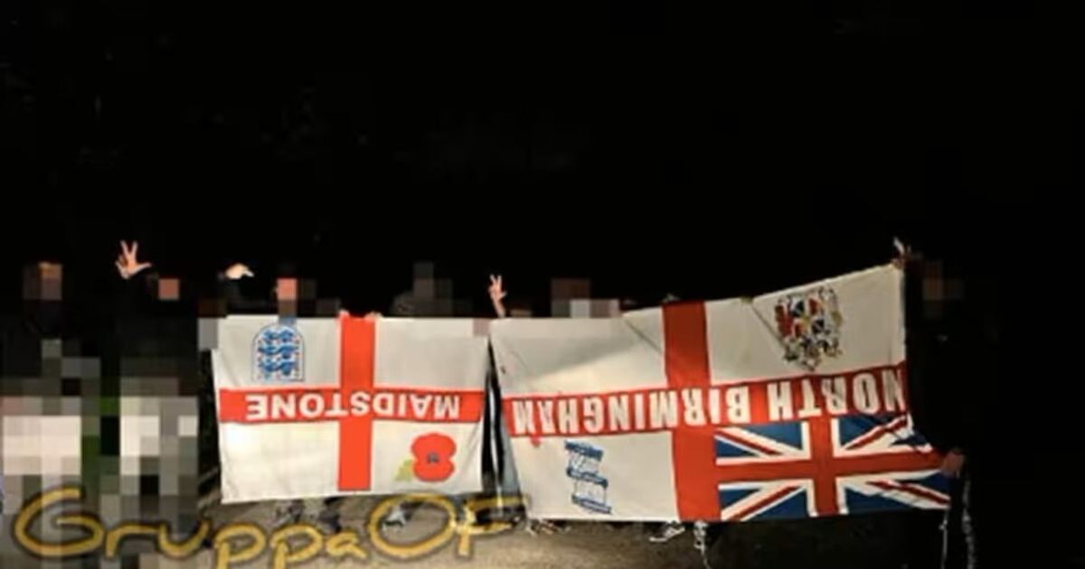 Scontri fra tifosi inglesi e serbi, rubate le bandiere