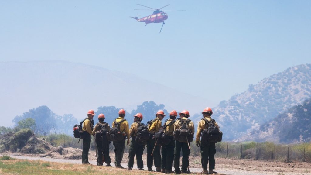 Vigili del fuoco del Servizio Forestale degli Stati Uniti osservano il Post Fire che brucia a Castaic, in California