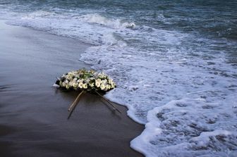 Corona di fiori in ricordo dei morti nel Mar Mediterraneo