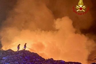 incendi brucia discarica palermo densa nube fumo