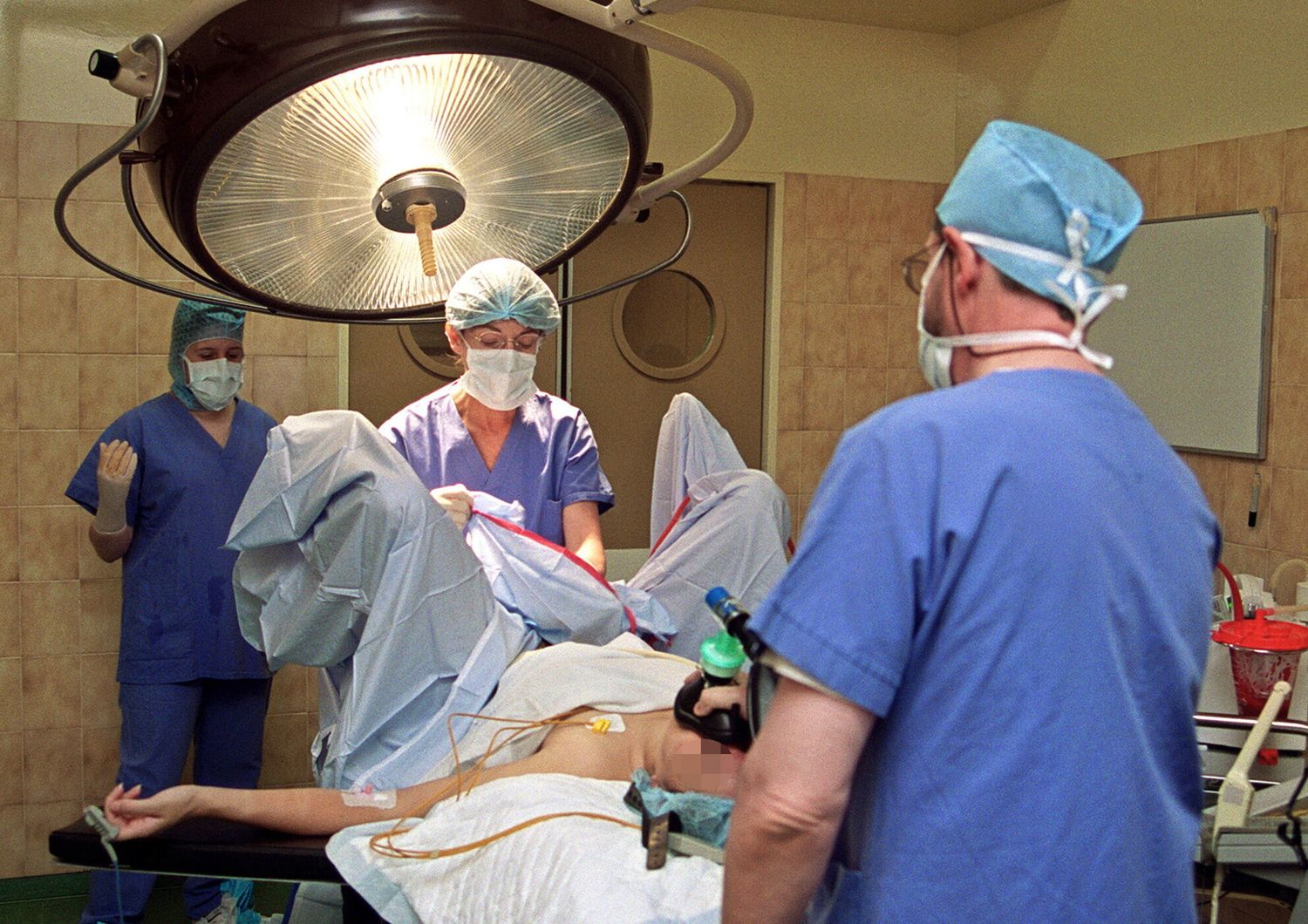 Sala operatoria aborto medici chirurgo ginegologo ostretico interruzione volontaria di gravidanza - afp