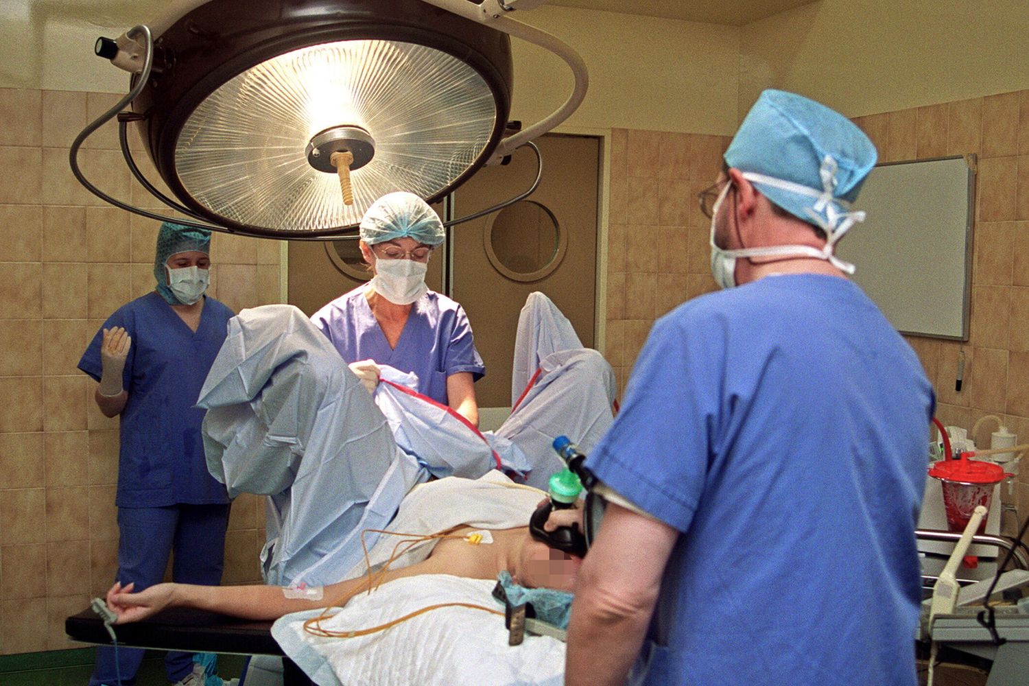 Sala operatoria aborto medici chirurgo ginegologo ostretico interruzione volontaria di gravidanza - afp