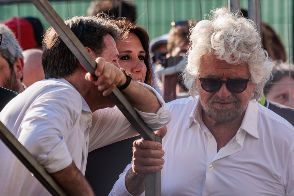 Conte e Grillo a una manifestazione contro la precarietà